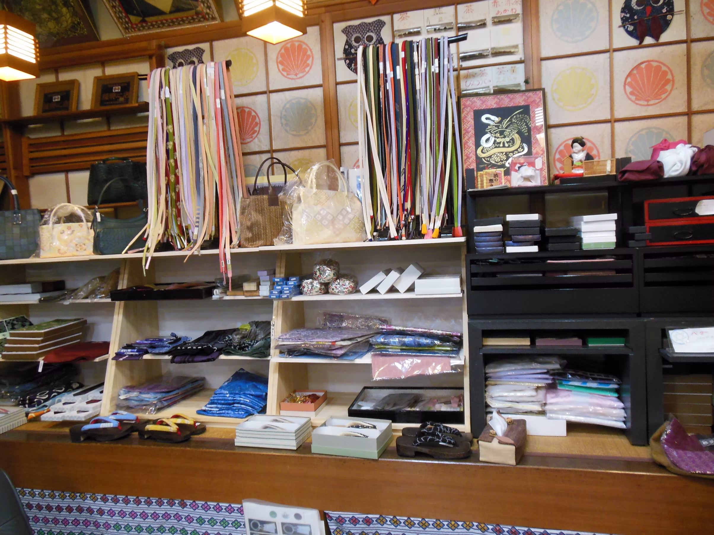 店内の着物展示 - 美しく陳列された着物